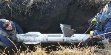 В Киевской области вывезли и обезвредили авиационную ракету