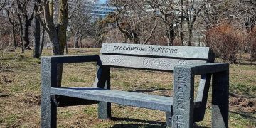 В Одессе установили скамейку из неликвидного пластика