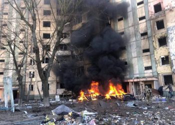 В Киеве обломки снаряда упали на жилой дом