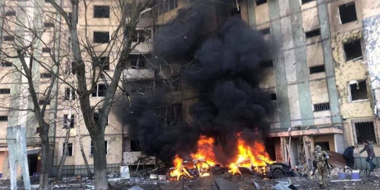 В Киеве обломки снаряда упали на жилой дом