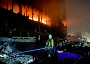 Киев загорелся торговый центр и автомобили на парковке