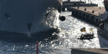 Дети из Одесской области блокировали судно Абрамовича