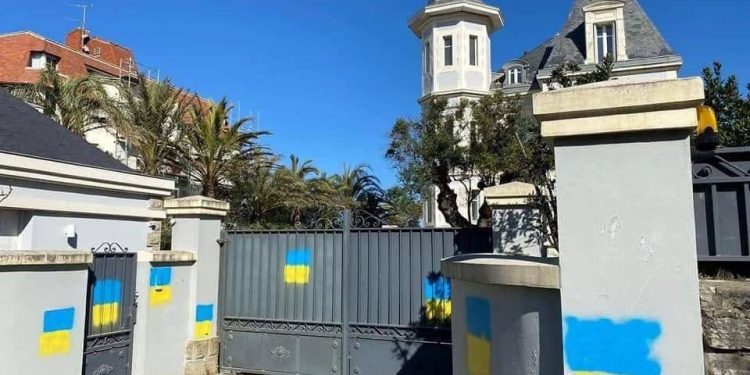 Забор виллы дочки Путина