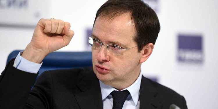 Бывший министр культуры России предложил воровать фильмы