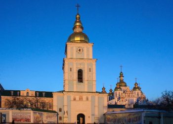 В Киеве устанавливают защитные конструкции