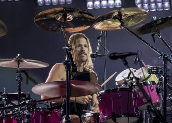 Умер барабанщик группы Foo Fighters