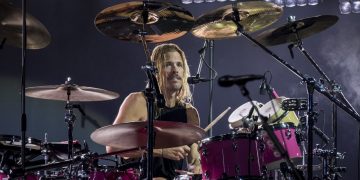 Умер барабанщик группы Foo Fighters