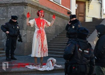 В Петербурге девушку задержали за протест