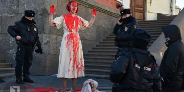 В Петербурге девушку задержали за протест