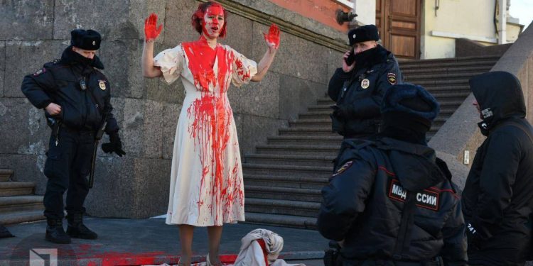 В Петербурге девушку задержали за протест