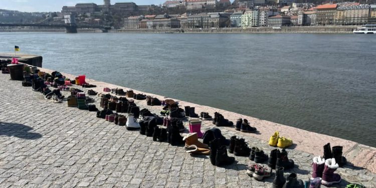 Акция памяти погибших в Мариуполе