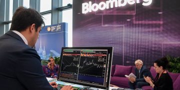 Bloomberg приостанавливает работу в России
