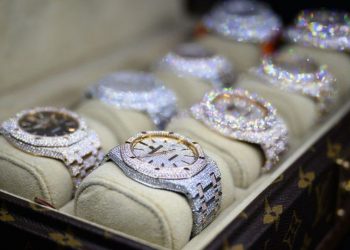 ФСБ конфисковала швейцарские часы