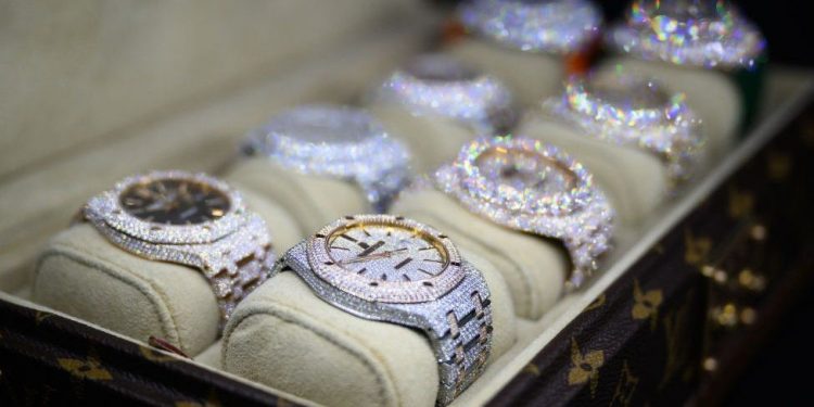 ФСБ конфисковала швейцарские часы