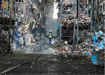 Более недели разбирают завалы складов в Броварах