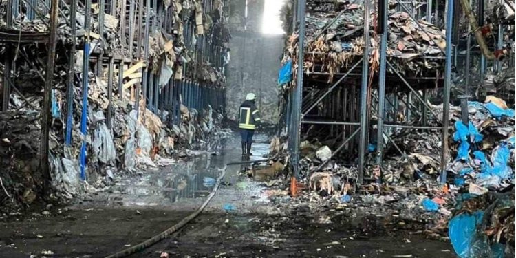 Более недели разбирают завалы складов в Броварах