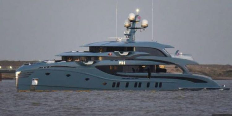 Британия задержала яхту Phi российского бизнесмена