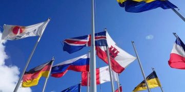 Страны по всему миру высылают российских дипломатов