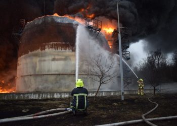 Ровенские спасатели до сих пор тушат пожар