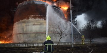 Ровенские спасатели до сих пор тушат пожар