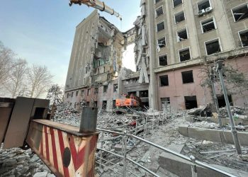 Спасатели продолжают разбирать завалы в Николаеве