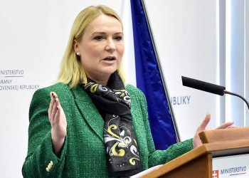 Министр обороны Чехии отказалась ехать в Будапешт