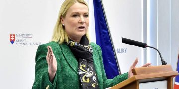 Министр обороны Чехии отказалась ехать в Будапешт