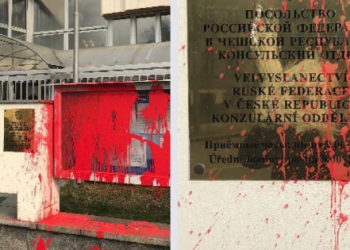 Консульство РФ в Праге облили красной краской.