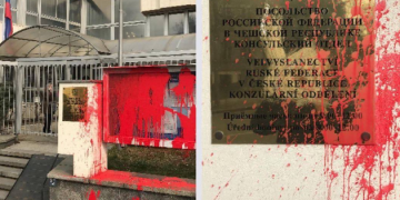 Консульство РФ в Праге облили красной краской.