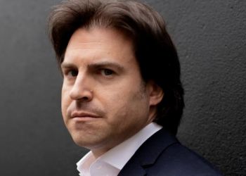 Уволился из российского театра