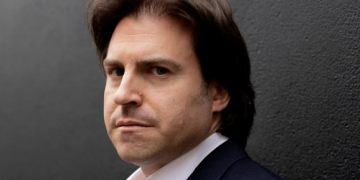 Уволился из российского театра