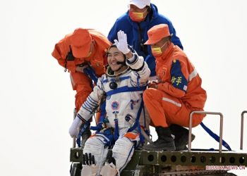 Экипаж китайской космической станции вернулся