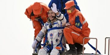 Экипаж китайской космической станции вернулся