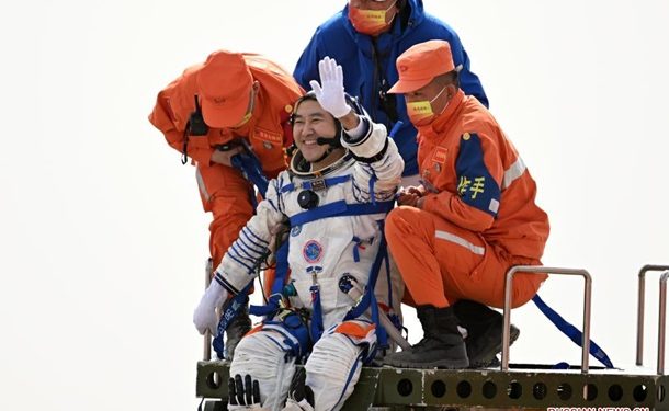 Экипаж китайской космической станции вернулся