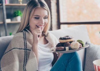 Почему мы заедаем стресс?