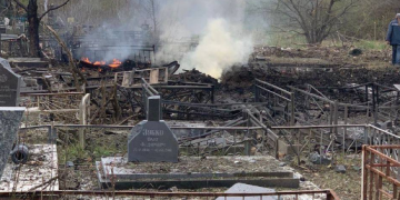 Прилетело в одно из одесских кладбищ