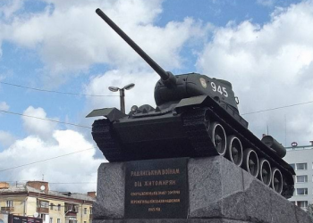 В Житомире демонтируют танк