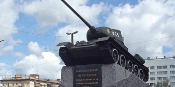 В Житомире демонтируют танк