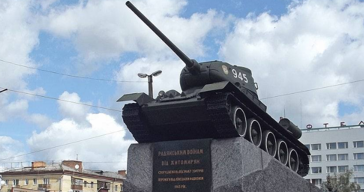 В Житомире демонтируют танк