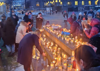 Зажигают свечи в память о погибших в Украине