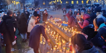 Зажигают свечи в память о погибших в Украине