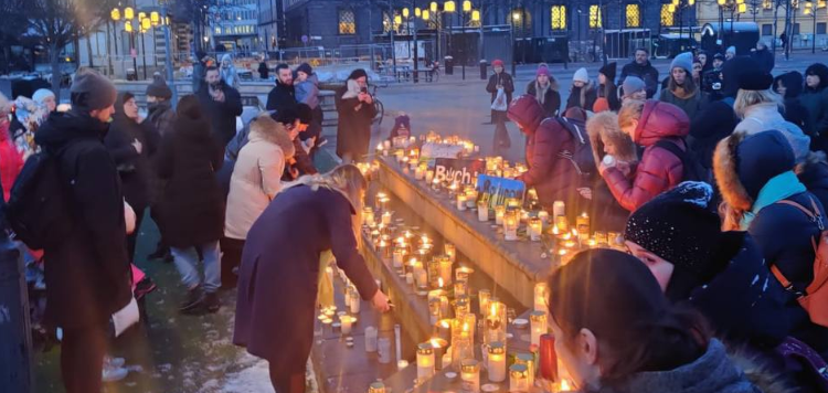 Зажигают свечи в память о погибших в Украине