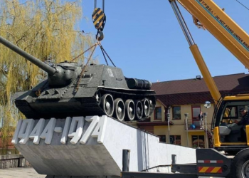 Демонтировали памятник с советской техникой