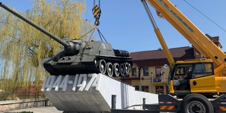 Демонтировали памятник с советской техникой