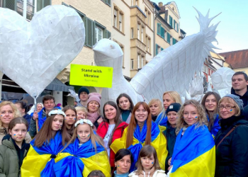 Пронесли улицами города птицу мира !