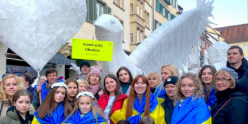 Пронесли улицами города птицу мира !