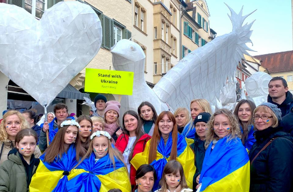 Пронесли улицами города птицу мира !