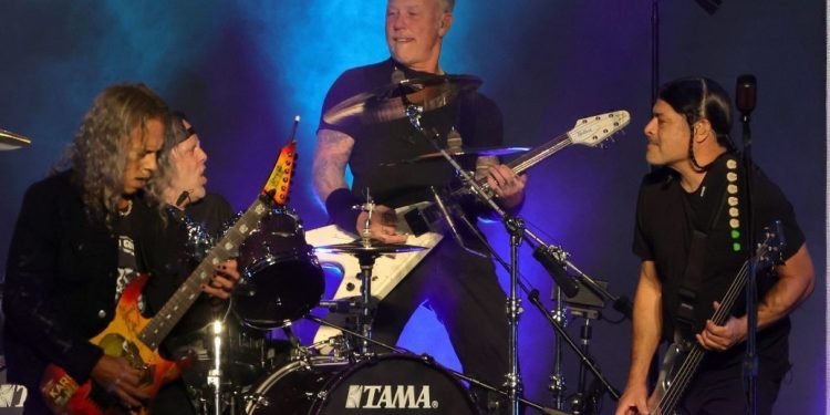 Metallica собирает деньги для Украины