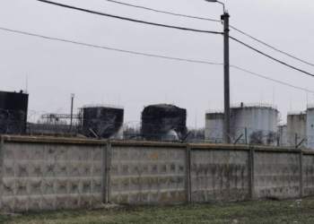 Фото сгоревших резервуаров на нефтебазе в Белгороде