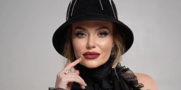 Подалась в эскорт-услуги